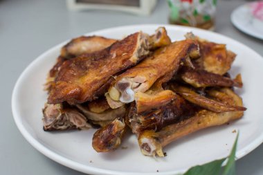 ahşap masa üzerine kavrulmuş tavuk, 