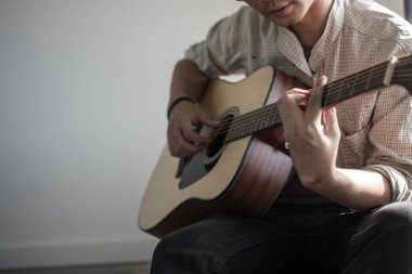 Gitar çalan müzisyen