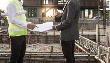 Mühendis ve mimar inşaat alanında çalışma 