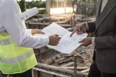 Mühendis ve mimar inşaat alanında çalışma 