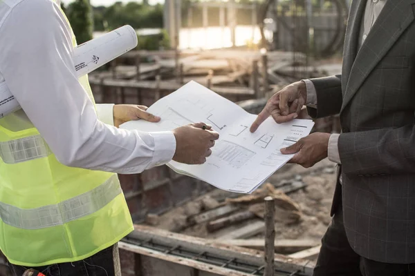 Mühendis ve mimar inşaat alanında çalışma 