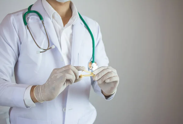 Médico Segurando Braçadeira Cordão Umbilical Amarelo Usado Para Prender Cordão — Fotografia de Stock