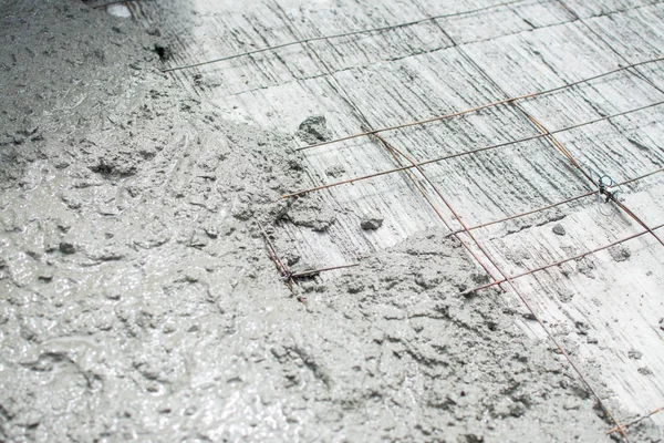 Concreto Molhado Derramado Reforço Aço Malha Arame — Fotografia de Stock
