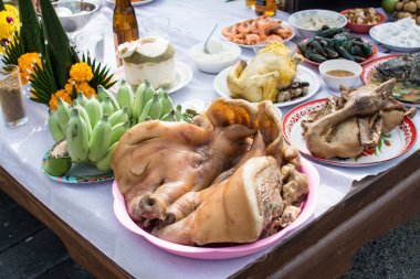 Muang, Samutprakarn-Eylül 6: haşlanmış tavuk ve domuz tapınak şehir sütun 6 Eylül 2018 üzerinde şehir ayağı, Muang, Samutprakarn, Tayland tapınak ibadet için. 