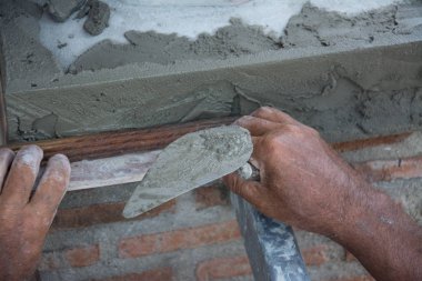 İnşaat Duvarında Sıvacı Beton İşçisi 