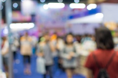 Sergide yürüyen soyut insanlar bulanık arkaplan