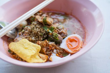 Tay erişte tomyum yumuşak haşlanmış yumurta ile .