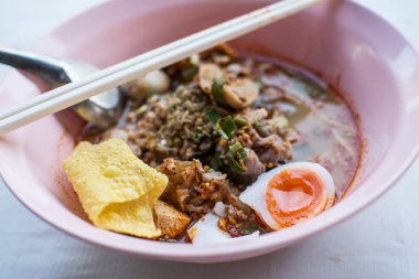 Tay erişte tomyum yumuşak haşlanmış yumurta ile .