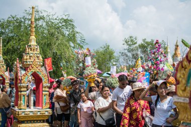 Samutprakarn - 18 Kasım 2018: Geçit töreni Kathin Festivali, insanlar Tay müzik oynatma ve Wat Srichan taram, Bangpu, Samutprakarn Tayland dans ile eğleniyor
