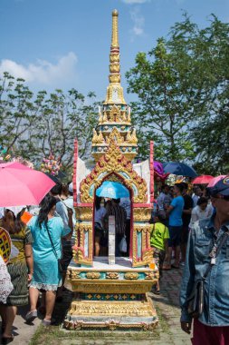 Samutprakarn - 18 Kasım 2018: Geçit töreni Kathin Festivali, insanlar Tay müzik oynatma ve Wat Srichan taram, Bangpu, Samutprakarn Tayland dans ile eğleniyor