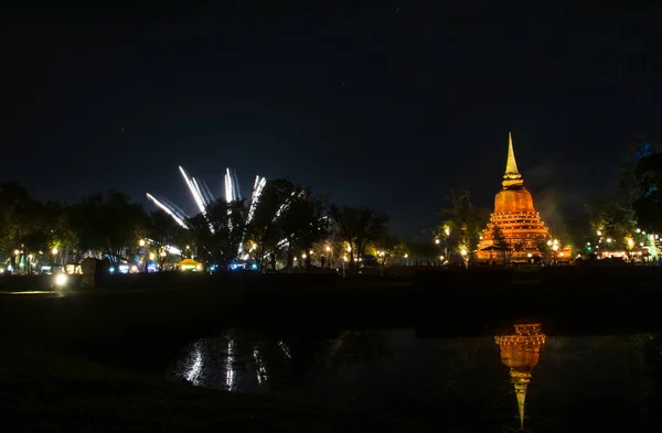 Vackra Fyrverkeri Reflektion Över Gamla Pagoda Loy Krathong Festival Sukhothai — Stockfoto