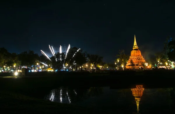 Vackra Fyrverkeri Reflektion Över Gamla Pagoda Loy Krathong Festival Sukhothai — Stockfoto