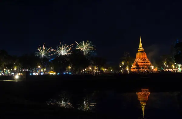 Vackra Fyrverkeri Reflektion Över Gamla Pagoda Loy Krathong Festival Sukhothai — Stockfoto