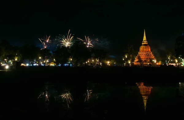 Bela Reflexão Fogos Artifício Sobre Pagode Velho Loy Krathong Festival — Fotografia de Stock