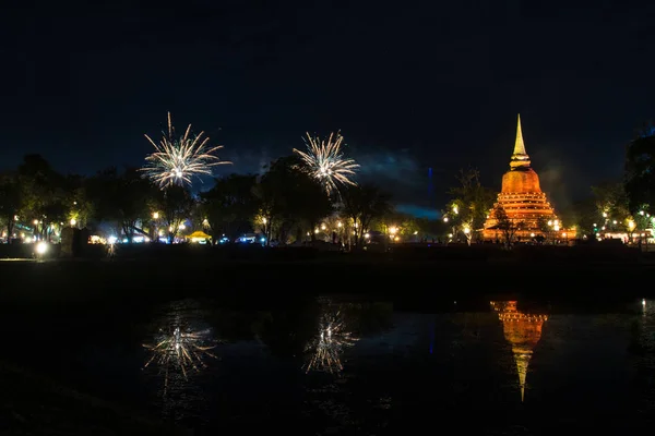 Vackra Fyrverkeri Reflektion Över Gamla Pagoda Loy Krathong Festival Sukhothai — Stockfoto