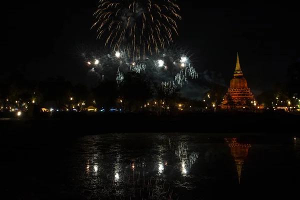 Bella Riflessione Fuochi Artificio Sulla Vecchia Pagoda Loy Krathong Festival — Foto Stock