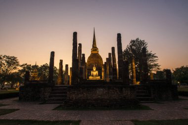  antik Budist Tapınağı, Wat Sa Si akşam alacakaranlık. Sukhothai Tayland Tarih Parkı