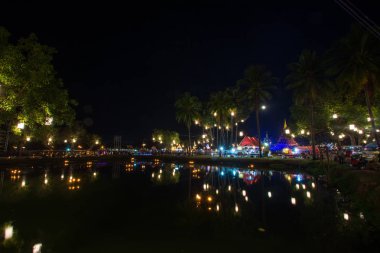  Sukhothai Tarih Parkı aydınlatma Loy Krathong Festivali ile gece. Sukhothai, Thailand