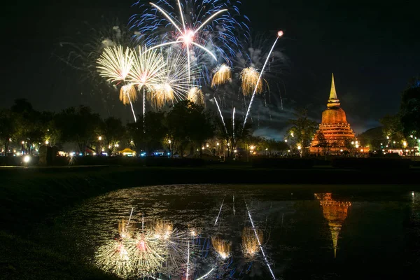 Bella Riflessione Fuochi Artificio Sulla Vecchia Pagoda Loy Krathong Festival — Foto Stock