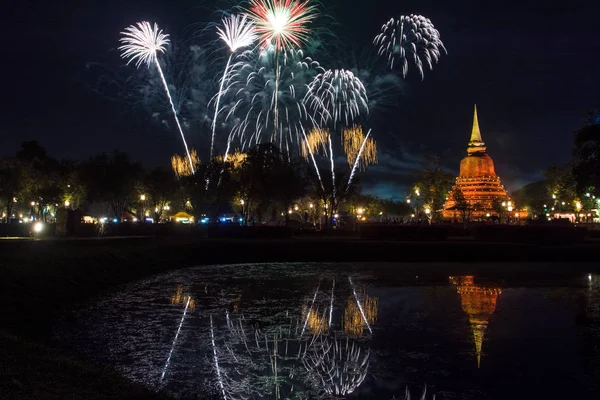 Hermosa Reflexión Fuegos Artificiales Sobre Vieja Pagoda Loy Krathong Festival —  Fotos de Stock