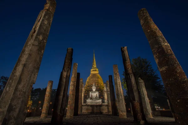 Den antika buddhistiska templet i Wat Sa Si i kväll twilight. Historiska park i Sukhothai, Thailand — Stockfoto