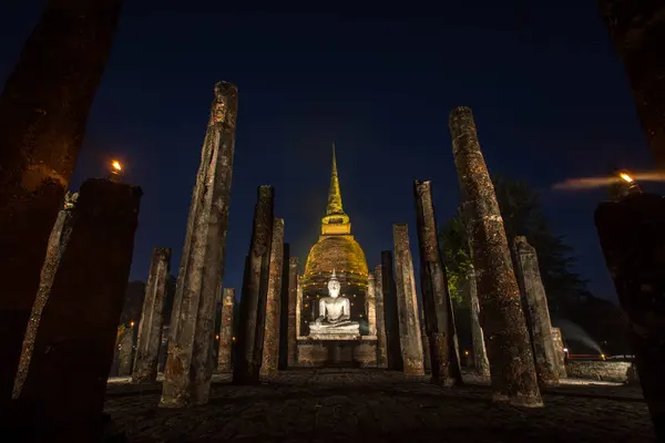 Den antika buddhistiska templet i Wat Sa Si i kväll twilight. Historiska park i Sukhothai, Thailand — Stockfoto