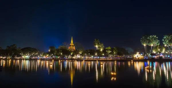 Sukhothais historiska park på kvällen med belysning i Loy Krathong Festival. Sukhothai, Thailand — Stockfoto