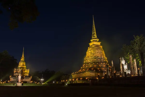 O antigo templo budista de Wat Sa Si no crepúsculo da noite. Parque histórico do Sukhothai, Tailândia — Fotografia de Stock