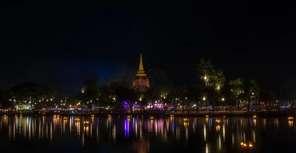 Sukhothais historiska park på kvällen med belysning i Loy Krathong Festival. Sukhothai, Thailand — Stockfoto