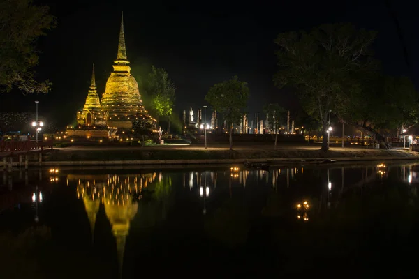 O antigo templo budista de Wat Sa Si no crepúsculo da noite. H — Fotografia de Stock