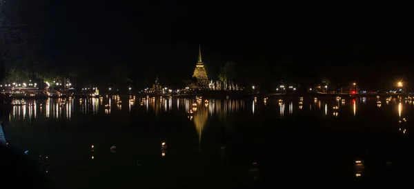 Sukhothais historiska park på kvällen med belysning i Loy Krathong Festival. Sukhothai, Thailand — Stockfoto