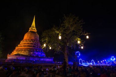 Sukhothai - 24 Kasım 2018: Açık renk Sukhothai Co Lamplighter Loy Kratong Festivali The Sukhothai tarihi Park kapakları Sukhothai, Thailand kalıntıları