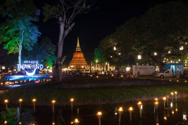 Sukhothai - 24 Kasım 2018: Açık renk Sukhothai Co Lamplighter Loy Kratong Festivali The Sukhothai tarihi Park kapakları Sukhothai, Thailand kalıntıları