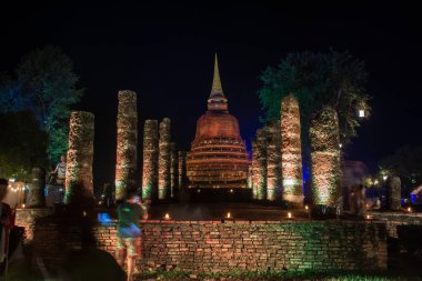 Sukhothai - 24 Kasım 2018: Açık renk Sukhothai Co Lamplighter Loy Kratong Festivali The Sukhothai tarihi Park kapakları Sukhothai, Thailand kalıntıları