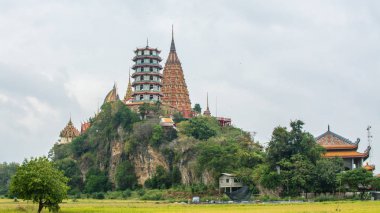 Kanchanaburi, Tayland - görüntü Wat Tham Sua Tay tapınak peyzaj