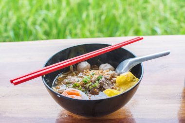 Tay erişte tomyum yumuşak haşlanmış yumurta ile .