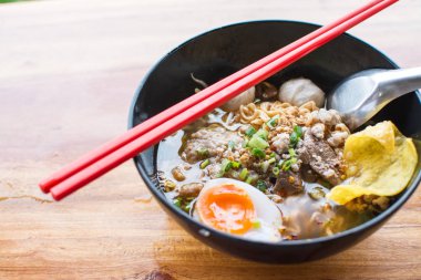 Tay erişte tomyum yumuşak haşlanmış yumurta ile .