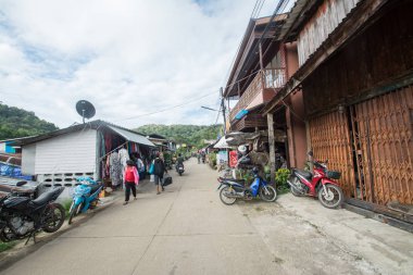 Pilok, tanga Pha Phum, Kanchanaburi, Tayland - 10 Aralık 2018: E-Tong köyünde, Tayland ziyaret edenler yürümek