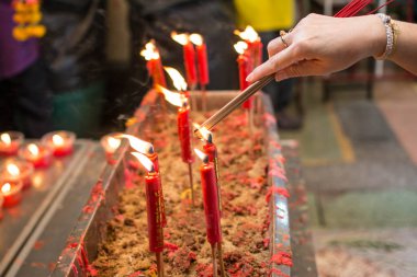 El cense bir tütsü burne ve yanan mum için joss sopa 