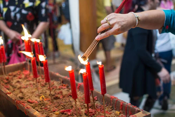 Mão Incenso Joss Vara Uma Queimadura Incenso Vela Ardente — Fotografia de Stock