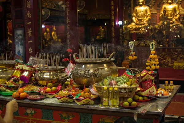 在泰国中国城的金马拉特龙寺祭祀神 — 图库照片