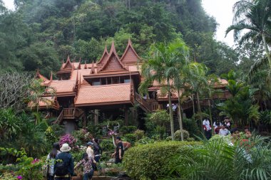  Uthai Thani, Tayland - 29 Aralık 2018: Ahşap Tapınağı (Wat Tham Khao Wong), Tayland ziyaret edenler yürümek 