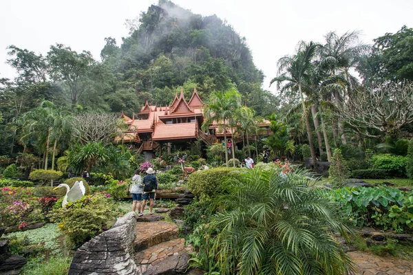 泰国乌泰他尼 2018年12月29日 游客走在泰国的木庙 Wat Tham Khao Wong — 图库照片