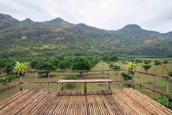 Sedia Bambù Sulla Terrazza Bambù Con Montagna Uthai Thani Thailandia — Foto Stock