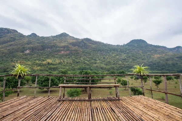 Bambusstuhl Auf Bambusterrasse Mit Berg Bei Uthai Thani Thailand — Stockfoto