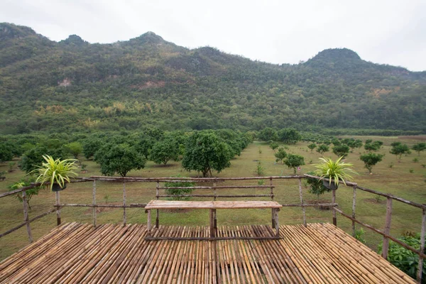 Cadeira Bambu Terraço Bambu Com Montanha Uthai Thani Tailândia — Fotografia de Stock