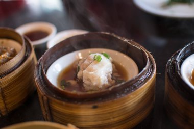 Çin dim sum bir bambu vapur kutusunda