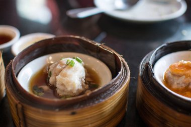 Çin dim sum bir bambu vapur kutusunda