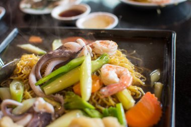  Fried noodle deniz ürünleri ve brokoli (Rad Na Talay) ile Tayland gıda 