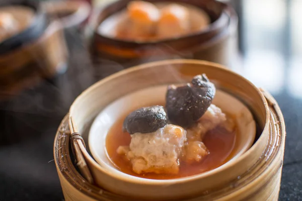 Chinesischer Dim Sum Einer Bambusdampferbox — Stockfoto